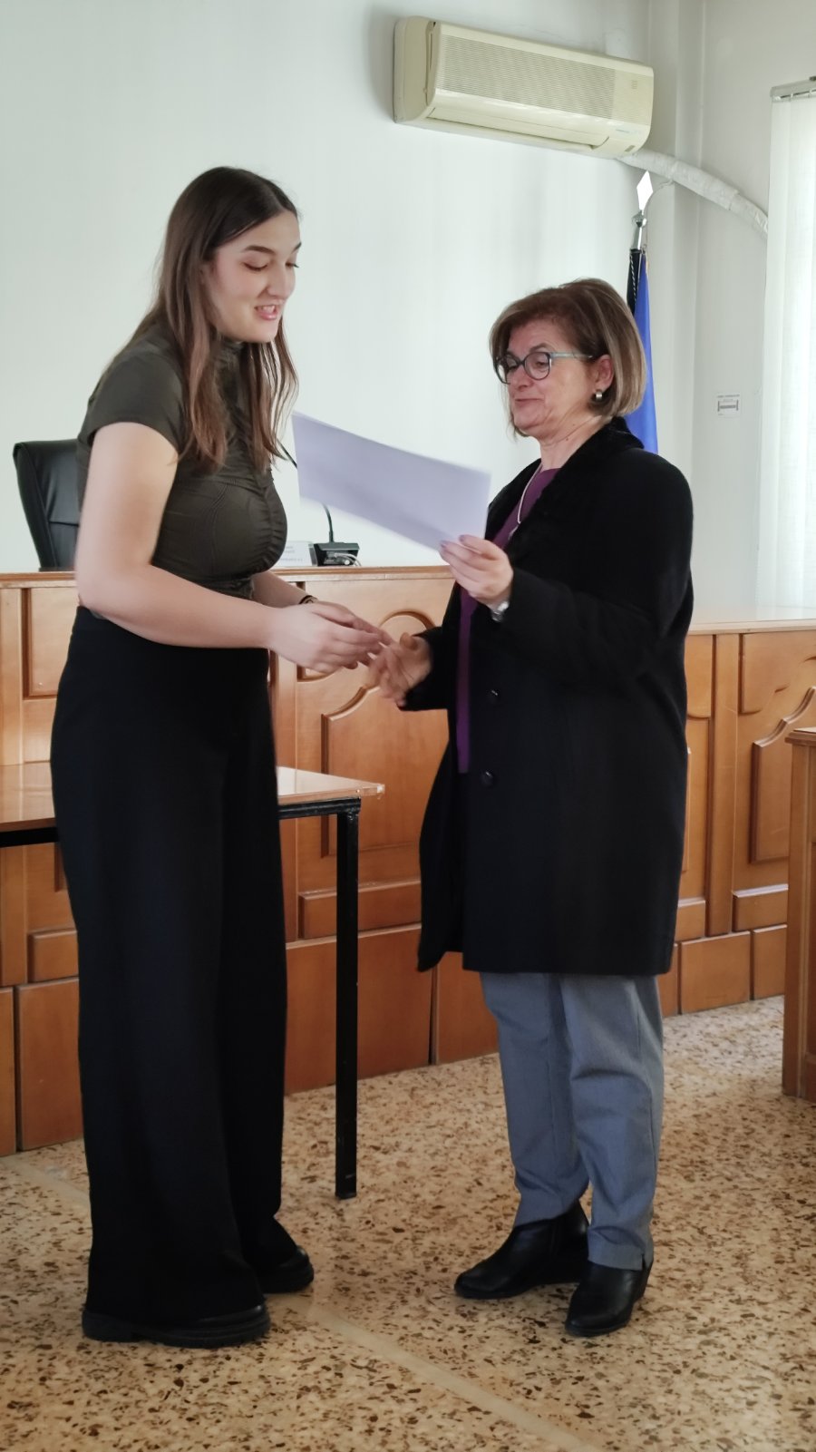 Απονομή από την κ. Αρβανίτη Ρούλα μέλος ΔΣ