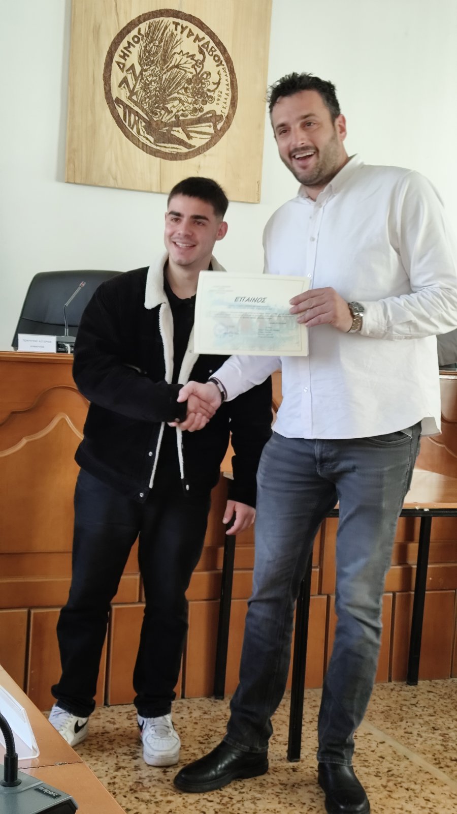 Απονομή από τον κ. Τσικριτσή Στ. Αντιπρόεδρο Δ.Σ.